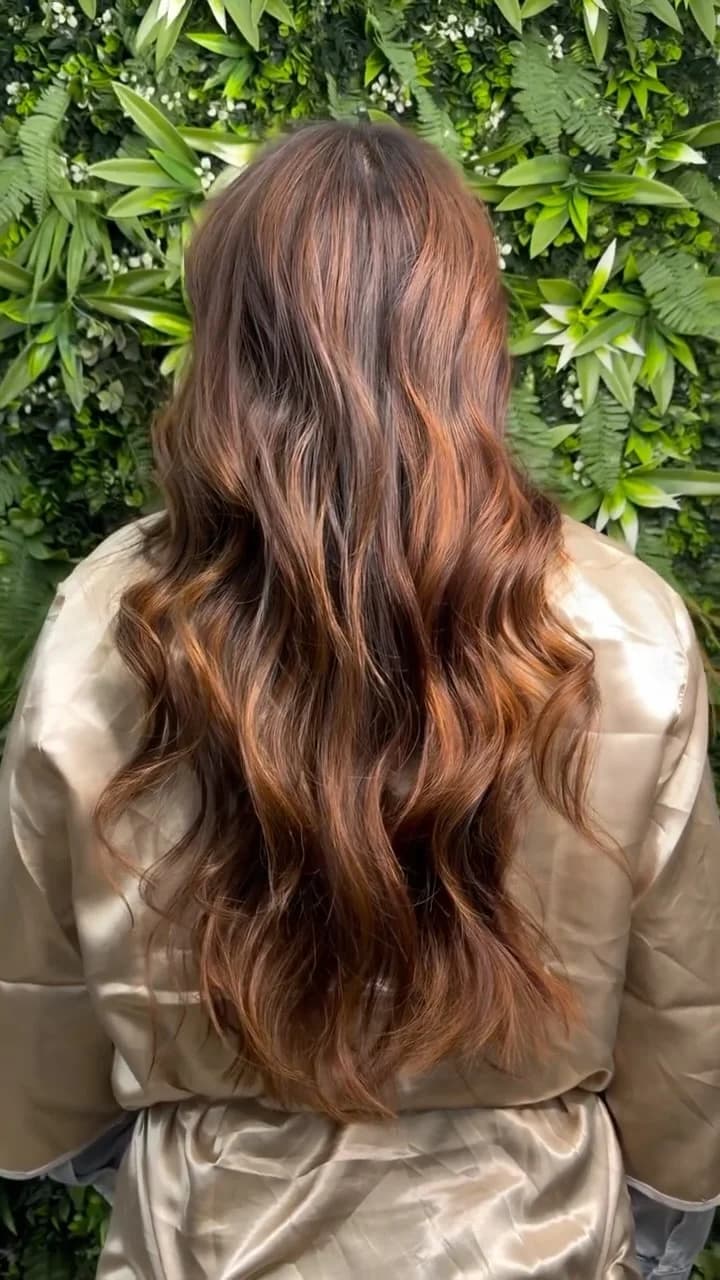Longs cheveux bruns ondulés et brillants
